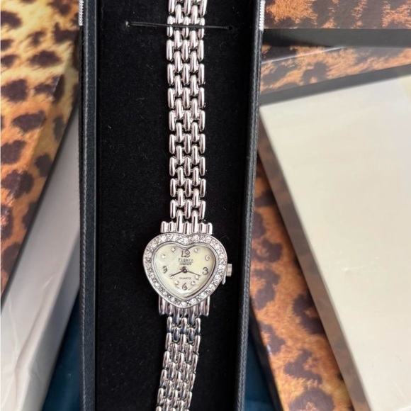 Stainless steel Silver Heart Crystal Watch - Picture 5 of 6